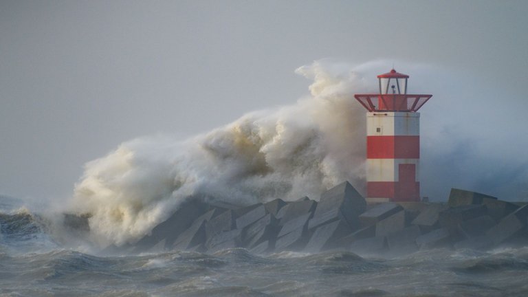 exploderende-golf-bij-baken-storm-eunice-door-landschapsfotograaf-harmen-piekema.jpg