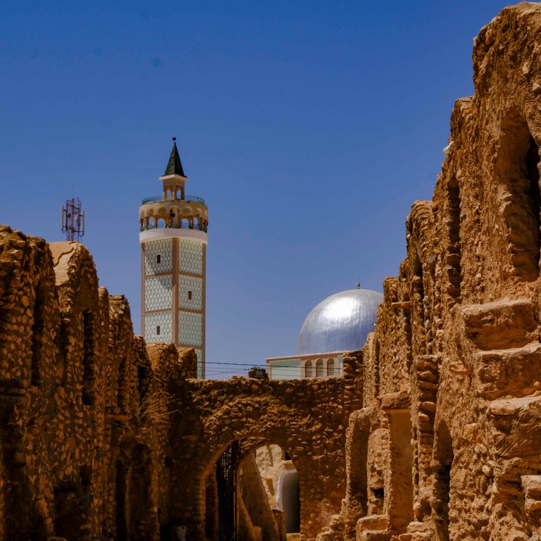 Ksar Hadada with Mosque.jpg