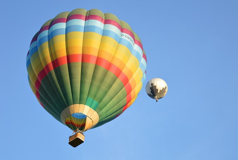 hot-air-balloon-5390487_960_720.jpg