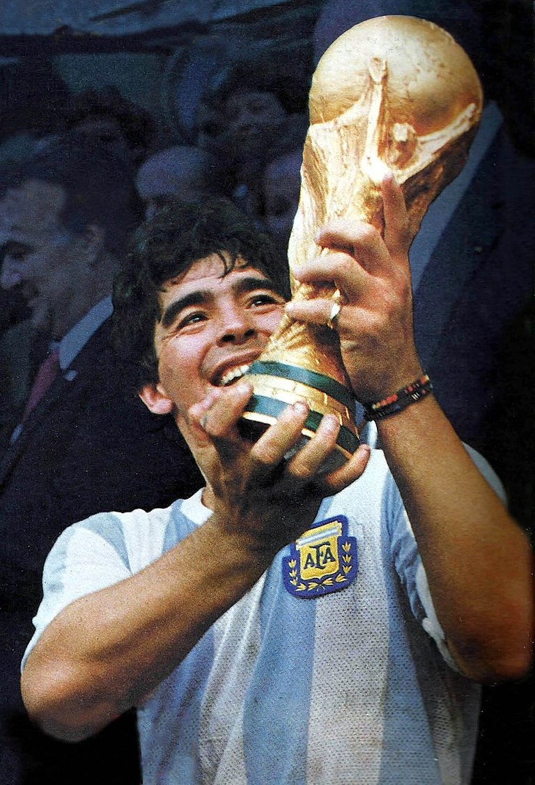 800px-Maradona-Mundial_86_con_la_copa.jpg