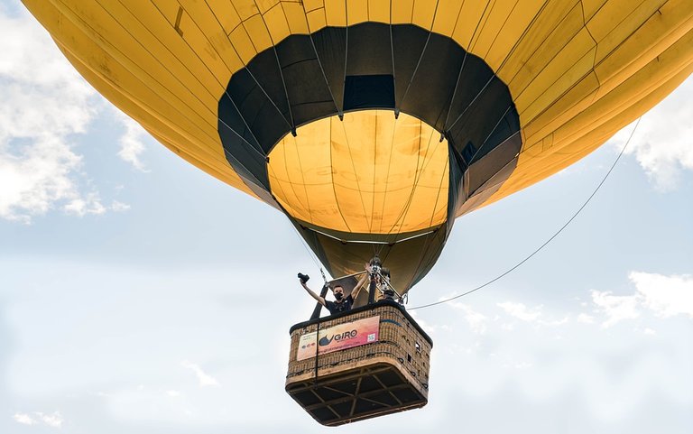 hot-air-balloon-6468301_960_720.jpg