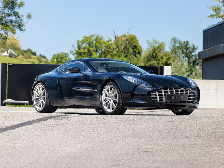 2011 Aston Martin One-77 01.jpg