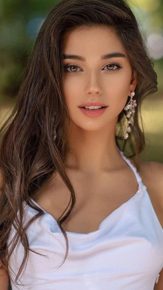 27 Gorgeous Girls With The Most Beautiful Eyes In The World - ZestVine - 2021.jpeg