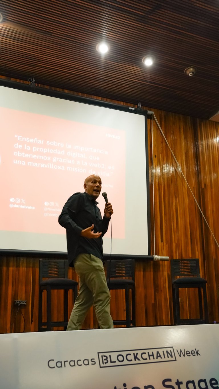 Hive Speaker - @danielvehe exponiendo su experiencia en el proyecto educativo Hive va a la Escuela / Hive Speaker - @danielvehe presenting his experience in the Hive goes to School educational project.