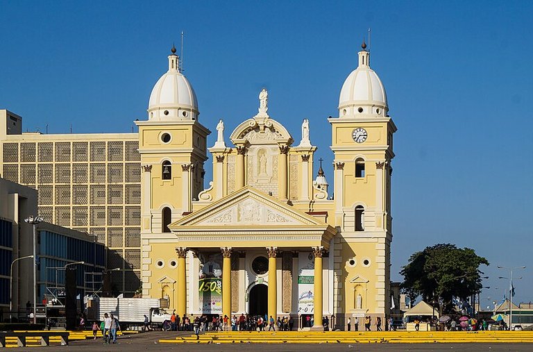 Basílica_de_Nuestra_Señora_de_la_Chiquinquira.jpg