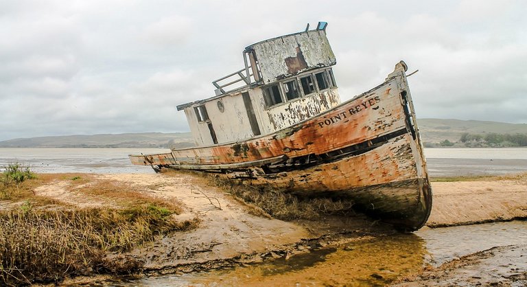 shipwreck-2096945_960_720.jpg