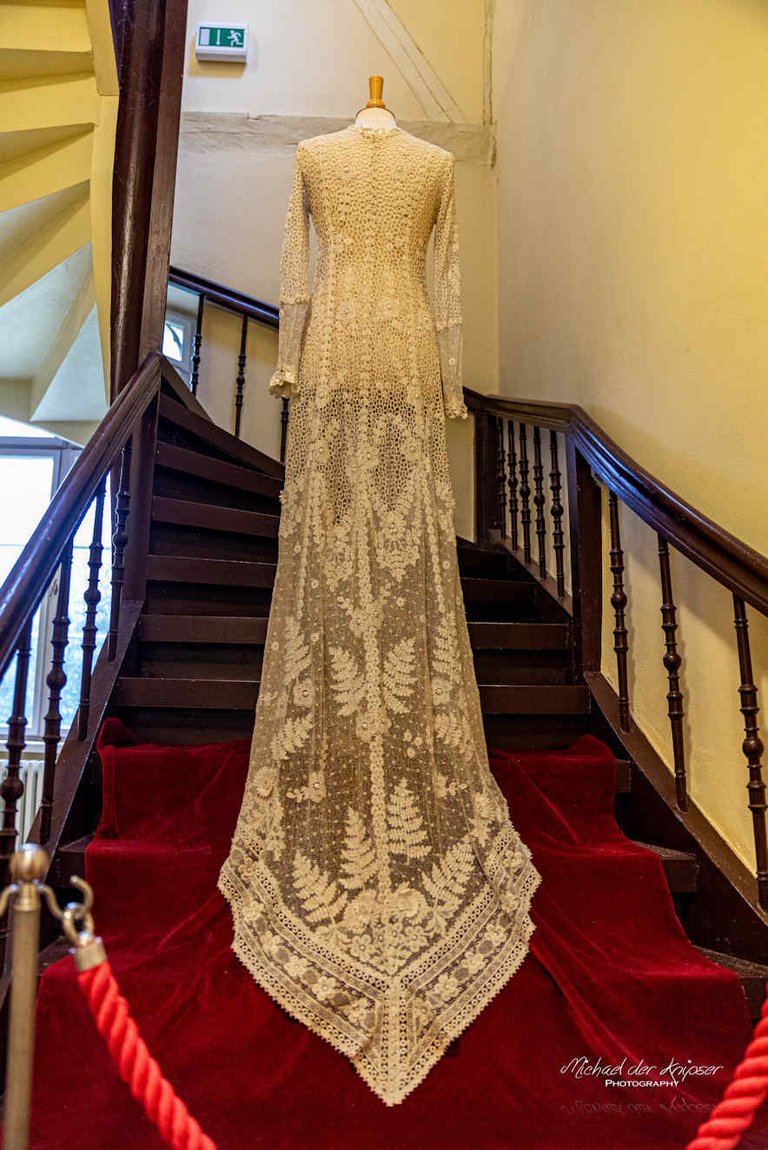 Hochzeitskleid um1900.jpg