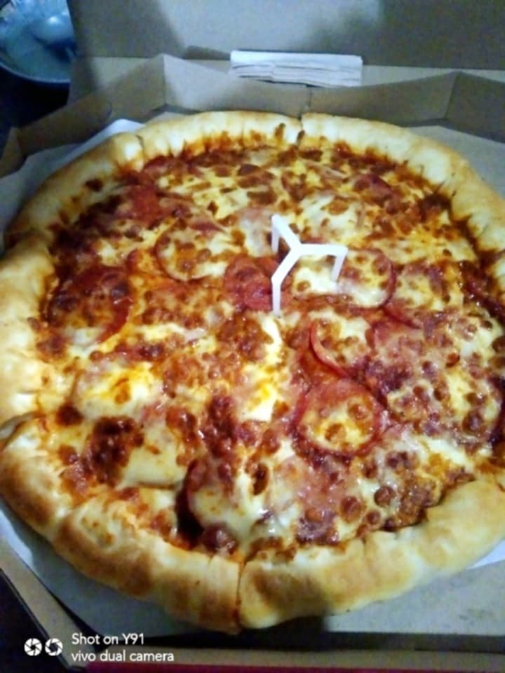 pepperoniloverscheesestuffedcrustpizza.jpg