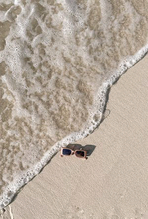 free-photo-of-sunglasses-on-sea-shore.jpg