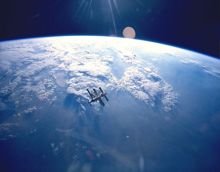 768px-Earth_&_Mir_(STS-71).jpg