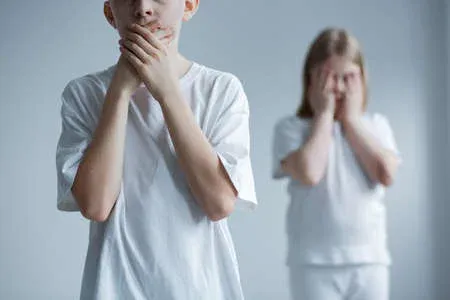 85879439-niño-bullying-problema-aislados-atormentados-niños-cubriendo-caras-fondo-blanco.webp