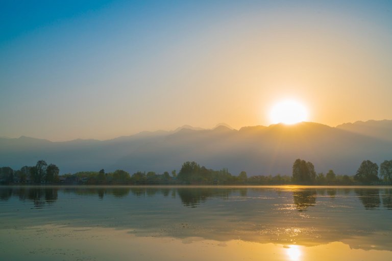 sunrise-on-dal-lake-kashmir-india.jpg