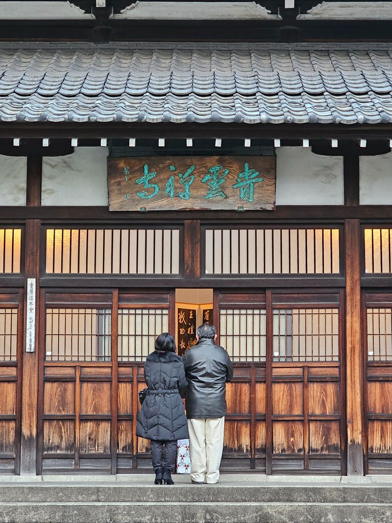 an older couple praying for good luck for this new year in Seiunji Temple. this is my entry to @photofeed street photography round 100