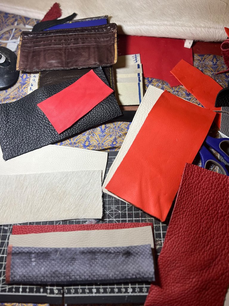 Working Desk while deciding on what Leather pieces of the scraps i will be using 
