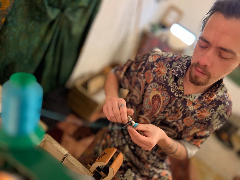 Manually winding the bobbin for the lower thread