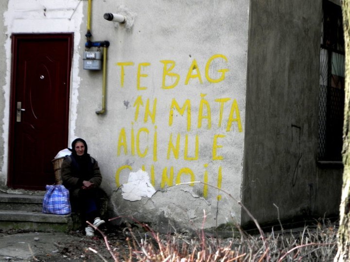 Rough message on the wall related to the fact that there is not the place to place your bin/trash, Baia Mare, Romania, Once upon a time