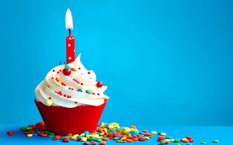 Cupcake_Candles_Birthday_Closeup_Colored_531432_1280x800.jpg
