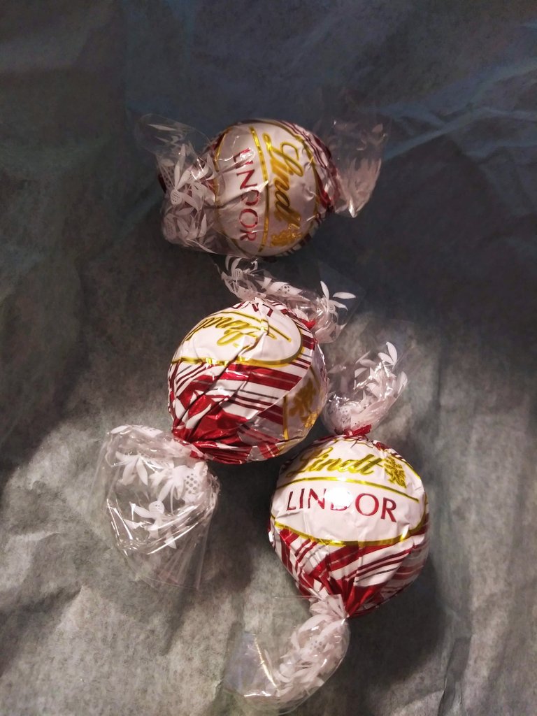 Lindor truffle balls.jpg