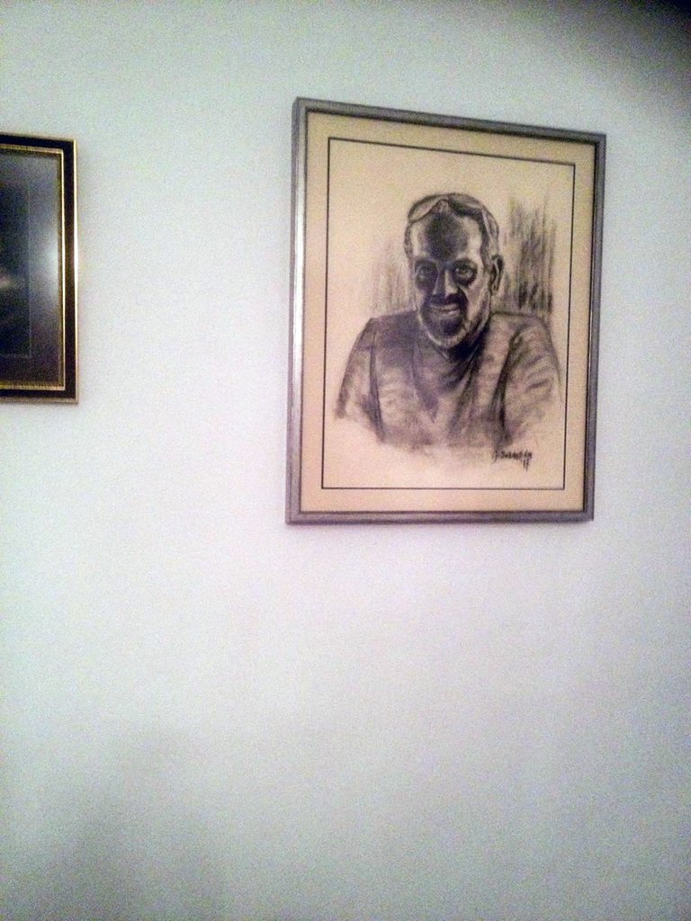 retrato_carboncillo_gonzalo_javiersebastian_en_pared.jpg