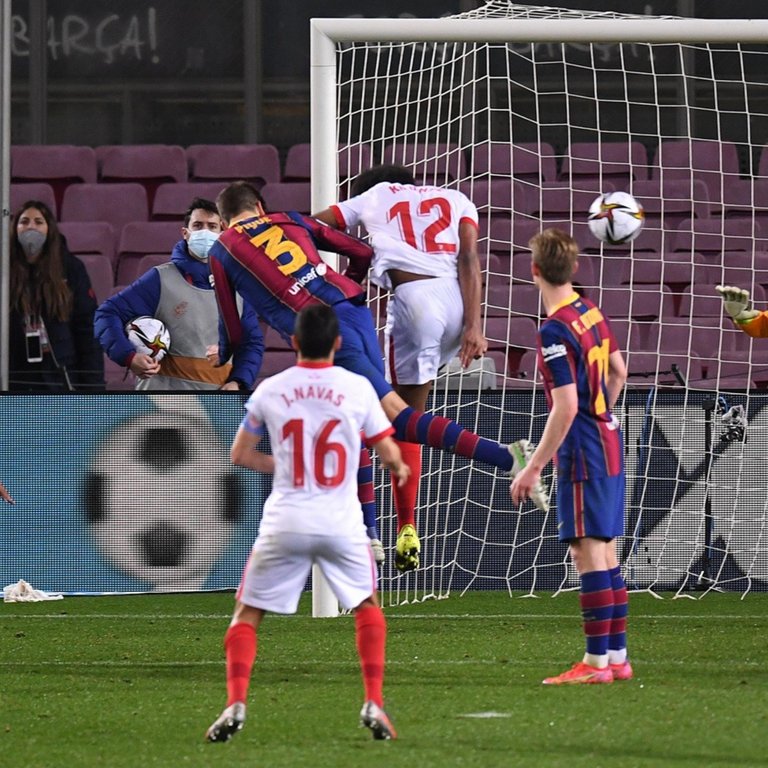 barcelona_vs_sevilla_copa_del_rey_gerard_pique_crop1614810775446.jpg_423682103.jpg