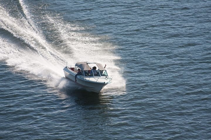 speedboat271768__480.jpg