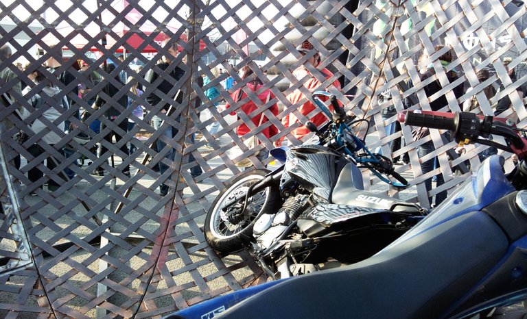 Silné motorky v Globusu smrti.jpg
