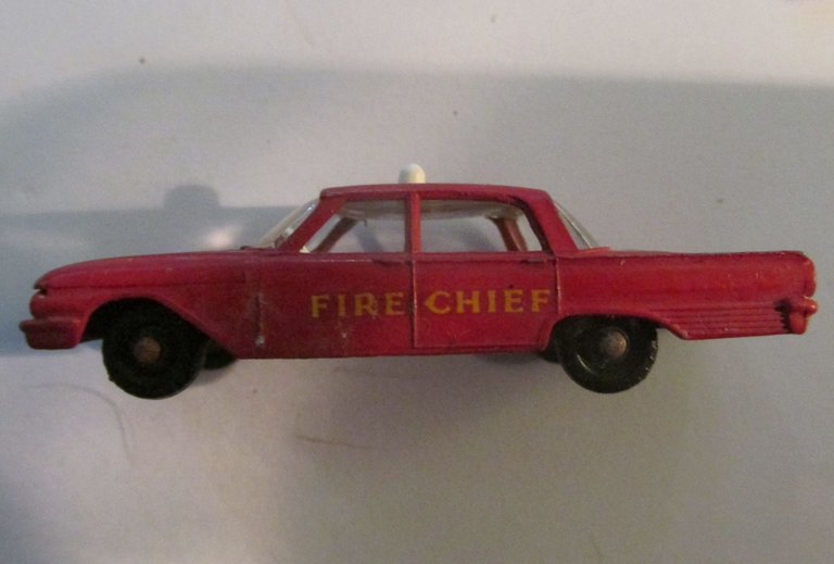 Ford Fairlane - Fire Chiefs Car Made in England by Lesney Top.JPG