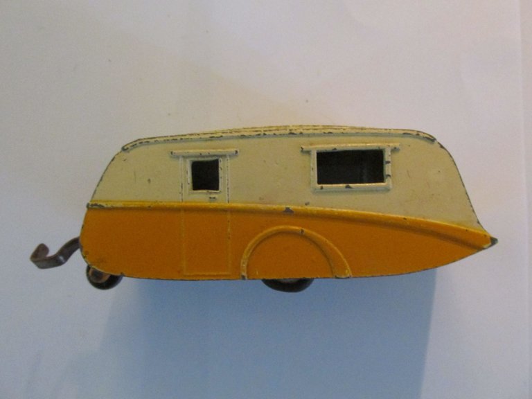 Dinky Toys Caravan 190 Made in England Meccano Ltd. Top.JPG
