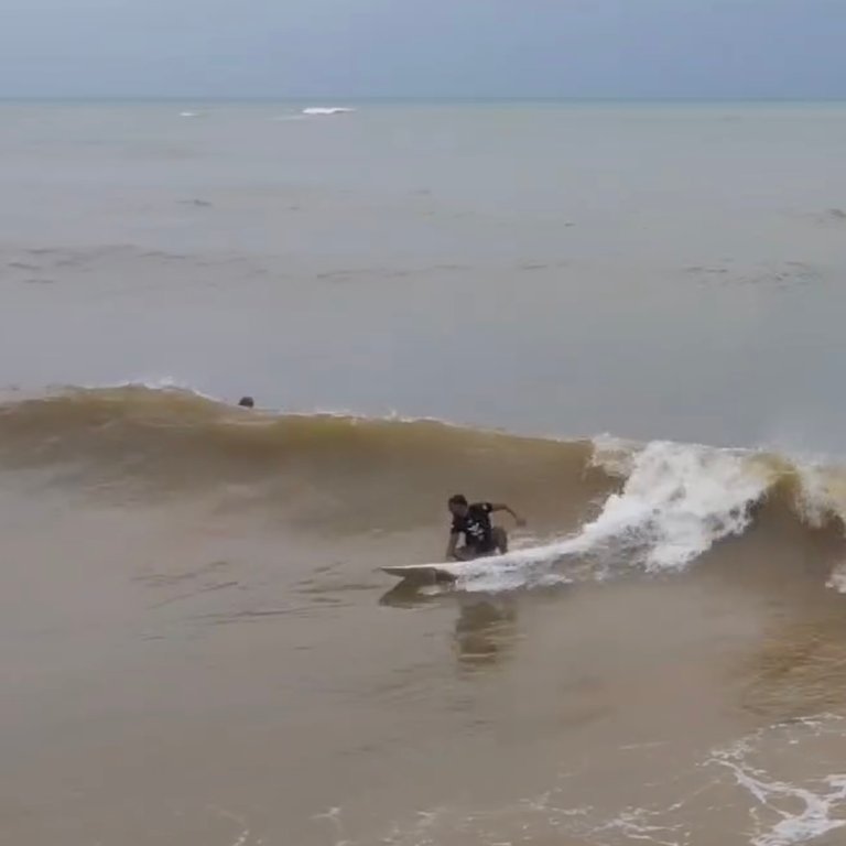 Ícaro catching a backside wave on the drums.