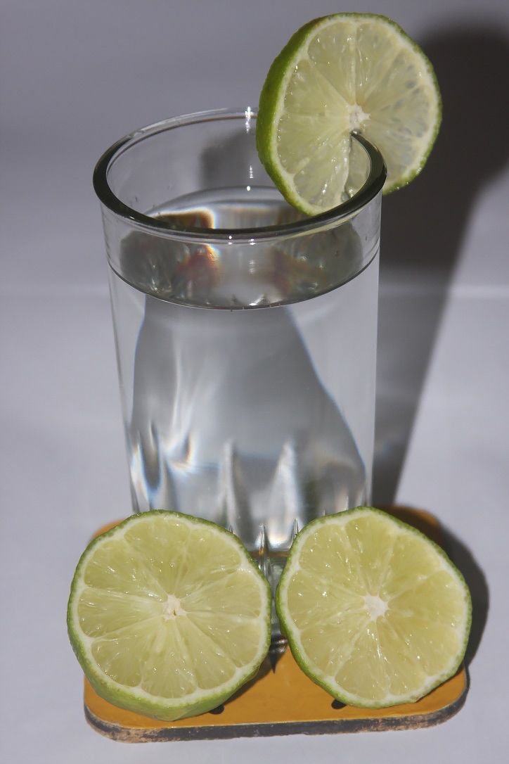 vaso de agua con limon.jpg