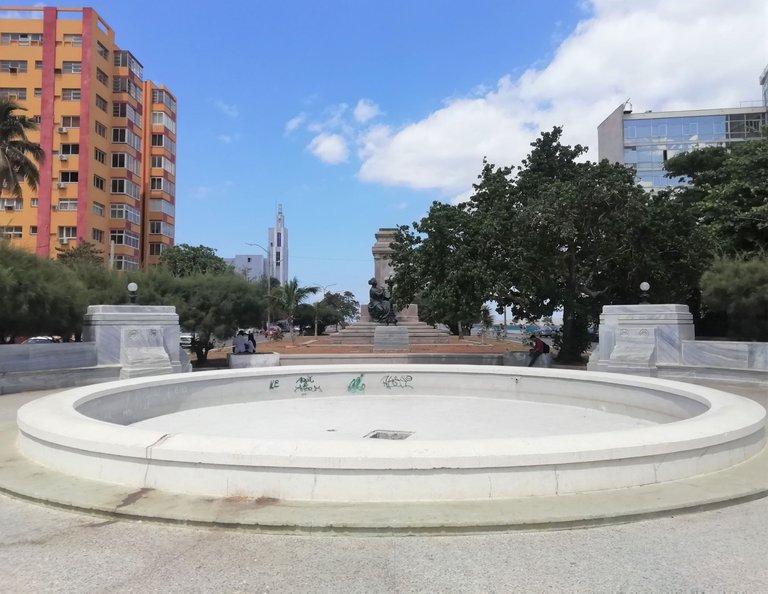 Si Monumento Fuente marmol.jpg