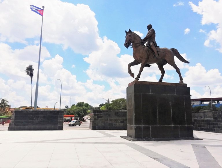 SI Monumento Bandera.jpg