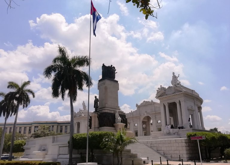 Si Monumento Cover1.jpg