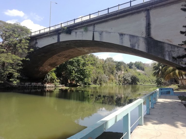 Si Puente debajo rio2.jpg