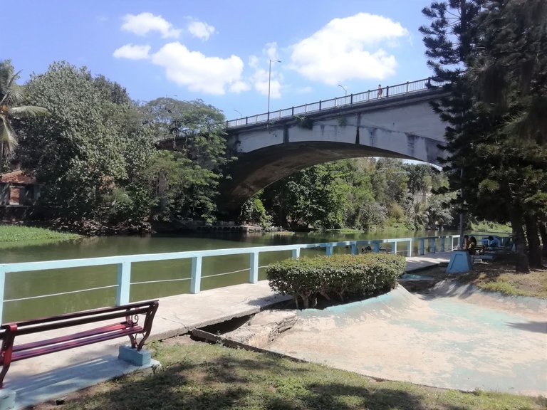 Si Puente debajo rio1.jpg