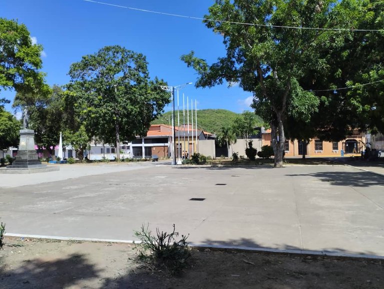plaza1.jpg