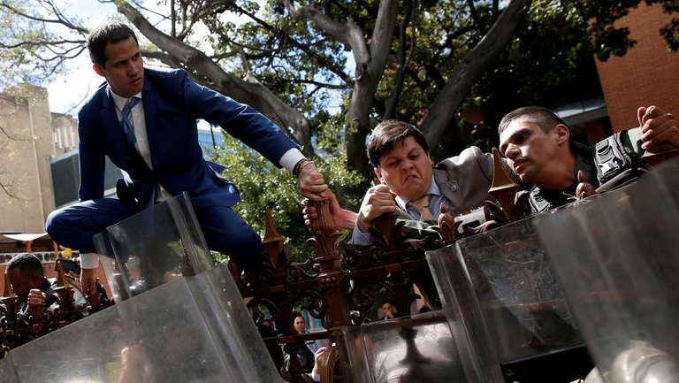 Juan Guaidó climbing the walls of the Legislative Palace - Juan Guaidó trepando los muros del Palacio Legislativo /  Manaure Quintero - Reuters