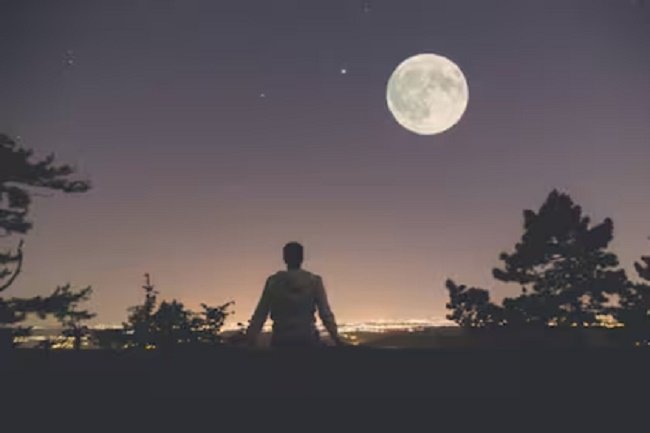 Imagen de hombre frente a la luna.jpg