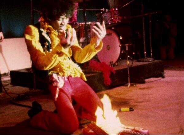 Jimi Hendrix quemando su guitarra.jpg