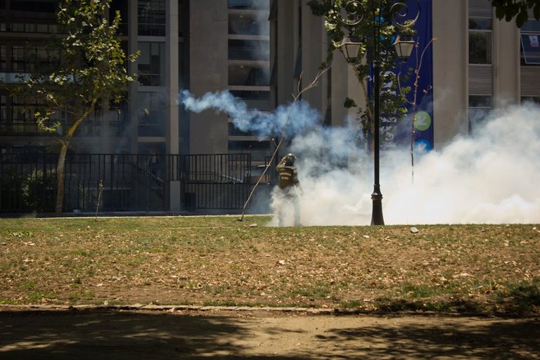 Students clash with carabineros in Santiago 02