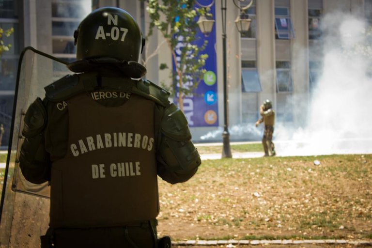 Students clash with carabineros in Santiago 01