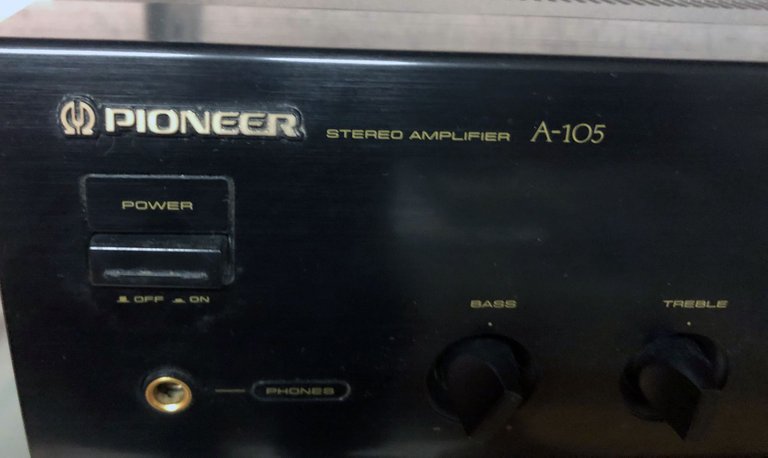 Front Pioneer A105 amp detail 01.