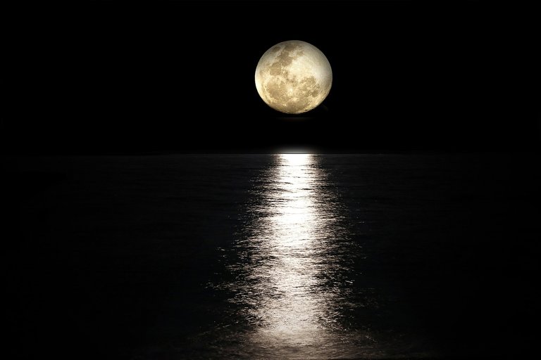 full moon over sea pixa.jpg