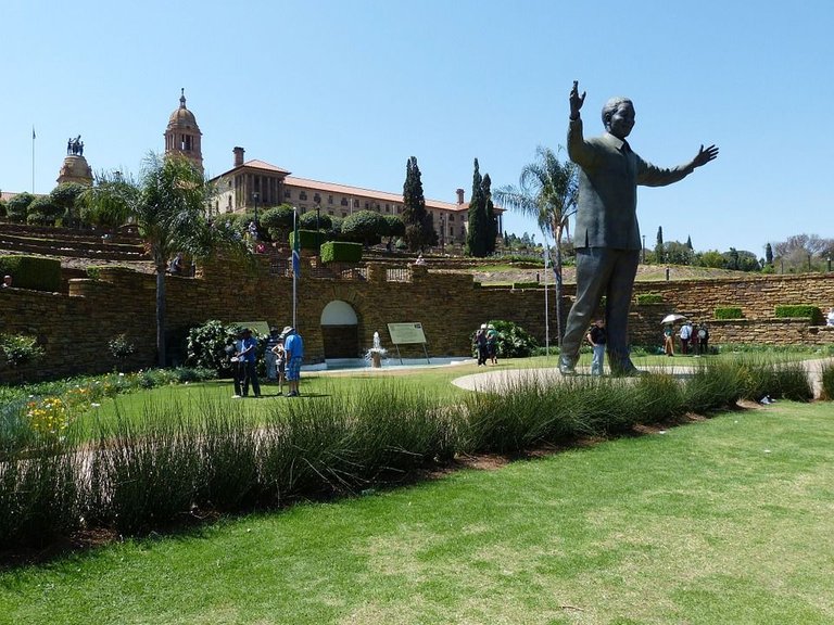 mandela statue Pretoria pixa.jpg