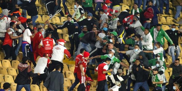 pelea_hinchas_nacional_y_santa_fe_en_el_campin_4_0.jpg