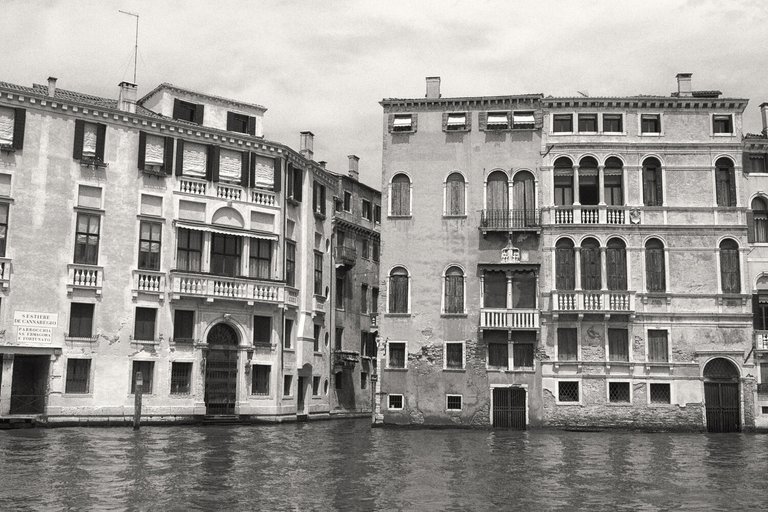 canals_houses_bw.jpg