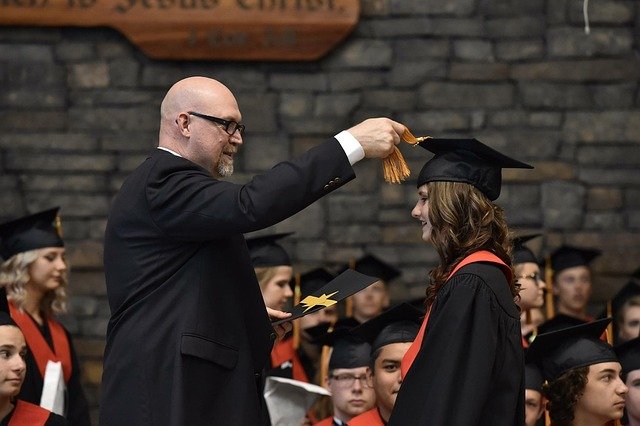 Pixabay-Chantellen-graduation-3058263_640.jpg