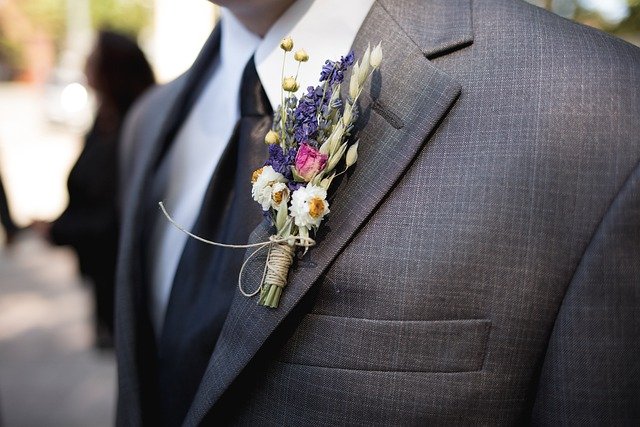 Pixabay-teresabreaux-groomsman-boutonniere-2160398_640.jpg