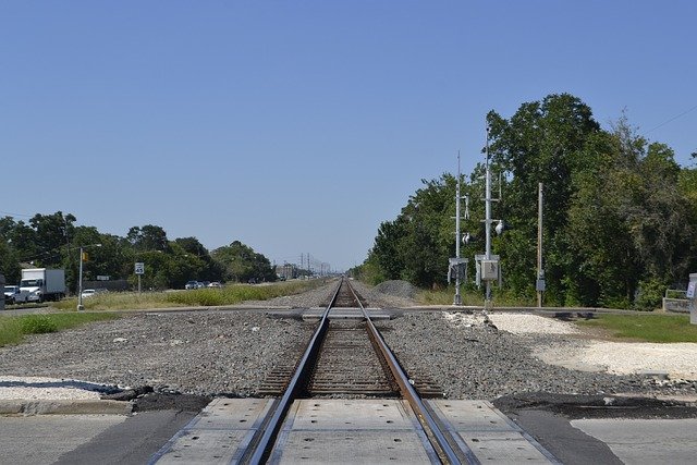 Pixabay-ArtisticOperations-houston-texas-rail-road-signal-2731098_640.jpg
