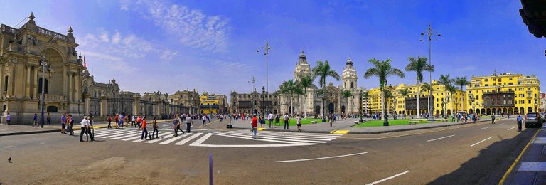 Plaza_de_Armas,_Lima,_Peru.jpg